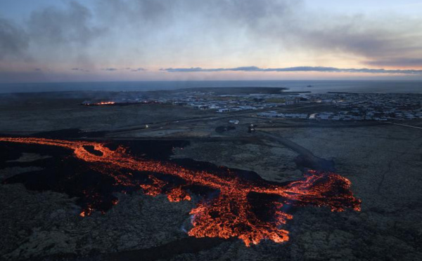 Islande : une éruption volcanique touche une ville portuaire et brûle des maisons