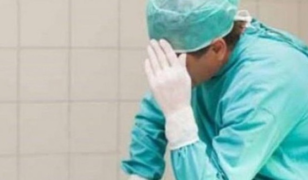 Un gynécologue oublie son téléphone mobile dans l'abdomen d'une femme
