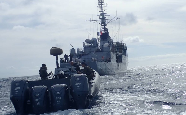 Golf de Guinée: la Marine nationale saisit près de 900 kilos de cocaïne sur un voilier au large des côtes africaines