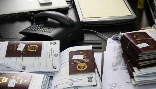 Trafic de passeports diplomatiques : les 14 prévenus devant le juge d’instruction aujourd’hui