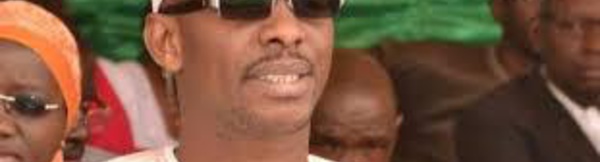 Moustapha Diop gâte les mareyeuses du Marché au poisson de Pikine