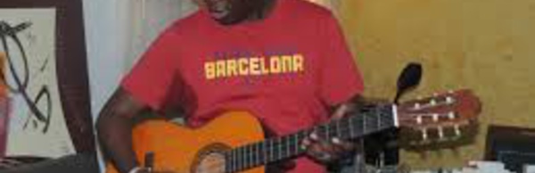 Souleylane Ndéné Ndiaye joue de la guitare pour ses frères libéraux en guéguerre