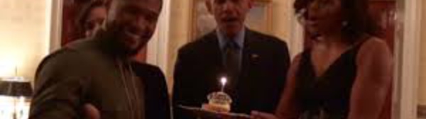 Les Obama chantent "Joyeux anniversaire" à Usher