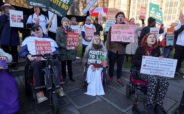 Royaume-Uni: les députés adoptent en première lecture une loi sur l'aide à mourir
