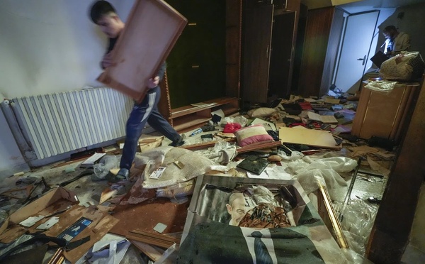 “Vengeance”: la résidence de Bachar al-Assad pillée et le palais présidentiel incendié à Damas