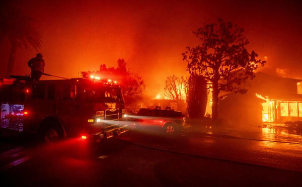 Los Angeles : deux morts dans un violent incendie, des milliers d’évacuations