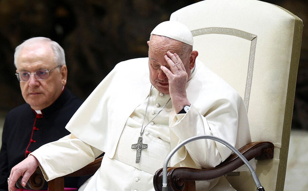 Le pape François, hospitalisé depuis vendredi, présente « un tableau clinique complexe », selon le Vatican