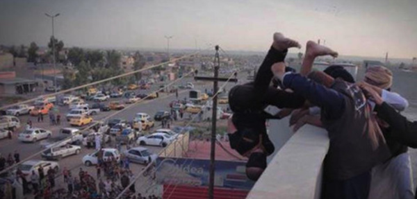 Un adolescent homosexuel jeté d'un toit par Daesh
