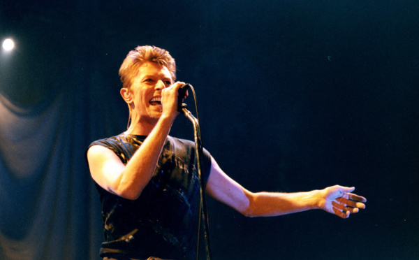 MADONNA, KANYE WEST, CHER... LES STARS PLEURENT LA MORT DE DAVID BOWIE