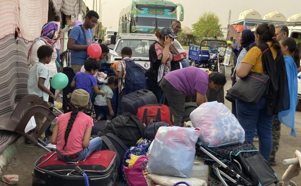 Soudan: des centaines de réfugiés au Caire cherchent à rejoindre Khartoum en bus