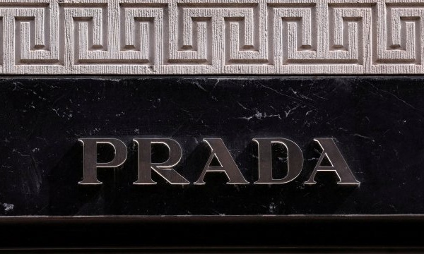 Mode: la maison italienne Prada rachète sa rivale Versace pour 1,25 milliard d'euros