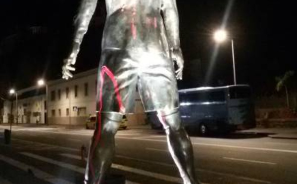 Une statue de Cristiano Ronaldo vandalisée par des supporters de Messi