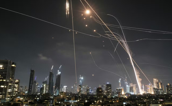 Dernière minute: « plusieurs régions » d’Israël visées par « des centaines de missiles iraniens »