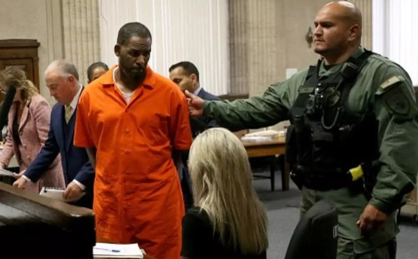 Les avocats de R. Kelly accusent le personnel de sa prison de l'avoir