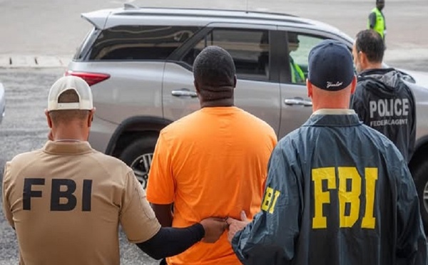 Arnaques sentimentales: le FBI arrête trois Ghanéens et les extrade vers les États-Unis