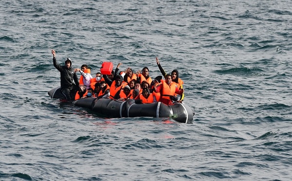 Accord franco-britannique: «un migrant» à bord d'un second avion vers la France (gouvernement britannique)