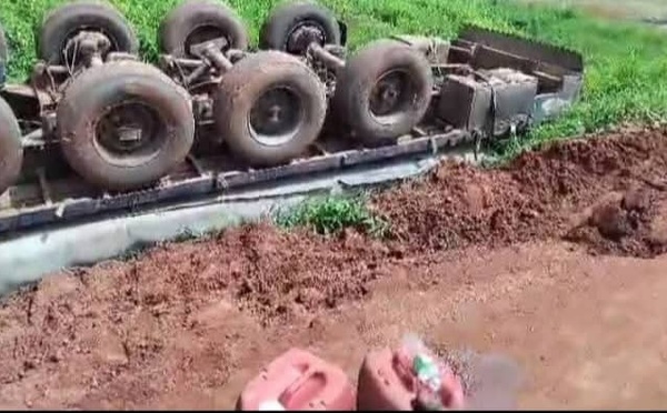 Accident à Tenghory : un camion de farine finit dans les rizières