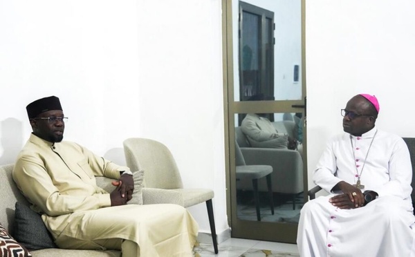 Ziguinchor : Ousmane Sonko rend une visite de courtoisie à Monseigneur Jean Baptiste Valter Manga