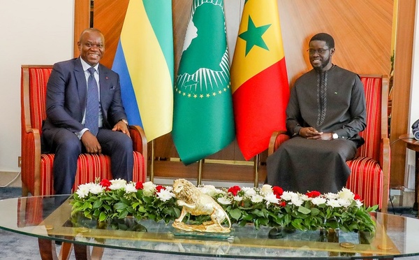 Défilé du 4 avril : le Président Diomaye Faye salue la présence d’Oligui Nguéma et magnifie les relations Sénégal-Gabon