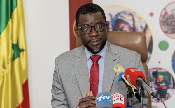 Ndiaganiao : le ministre Alioune Dione remet des attestations et du matériel de saponification à 300 femmes