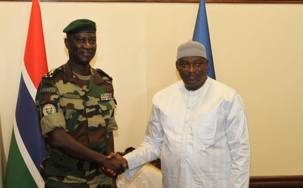 Adama Barrow reçoit le CEMGA Oumar Wade : renforcement des liens entre la Gambie et le Sénégal au coeur des échanges