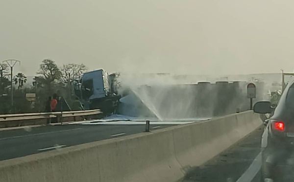 Diamniadio : la circulation sur l’autoroute à péage paralysée par un camion-citerne en feu