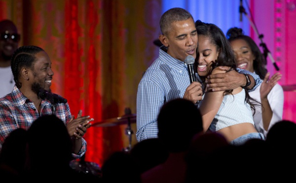 VIDEO. Quand Barack Obama chante (faux) pour les 18 ans de sa fille Malia