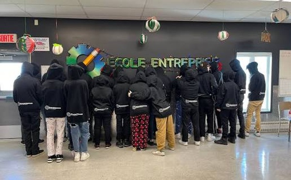 Licenciés du programme École-Entreprise : les 32 agents durcissent le ton et exigent leur réintégration
