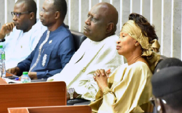 Insultes visant Abdou Mbow : Takku Wallu dénonce une « violence verbale » et annonce une plainte contre le député Ousmane Fall 