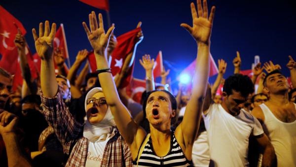 Putsch en Turquie: Erdogan évoque la peine de mort et réclame Gülen