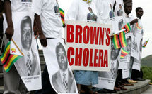 Le Zimbabwe, entre la peste Mugabe et le choléra