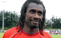 Aliou Cissé félicite ses poulains après leur victoire contre la Guinée Equatoriale (3-0)