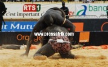 (Vidéo &amp; reportage photo) – après sa victoire sur Gris Bordeaux: Yékini conforte sa suprématie