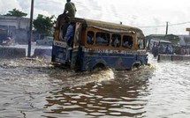 La banlieue de Dakar se "noie" dans les pluies diluviennes