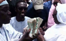 Législatives 2017 : La président du Cese, Aminata Tall distribue des liasses de billets de banque en public à Diourbel