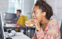 ​Manger trop vite: la mauvaise habitude qui augmente le risque d`AVC
