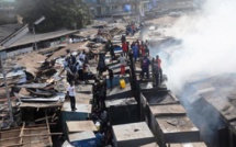 Guinée : quatre jours après l'incendie du marché, les commerçants commencent déjà à reconstruire