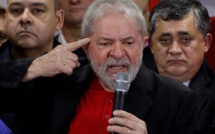 Brésil : la caravane électorale de Lula touchée par des tirs