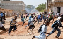 Tohu-bohu dans les écoles : les élèves défient les forces de l'ordre partout 