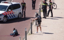 Vidéo - Des policiers tirent sur un homme devant le tribunal de La Haye