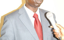 Pour dénoncer la reconduction des amicales, des étudiants tentent de séquestrer Abdou Salam Sall.