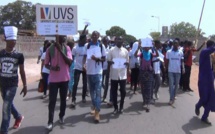 Les étudiants de l'Université virtuelle du Sénégal bloquent la Vdn