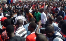 Les étudiants orientés dans le privé devant les locaux de Mary Teuw Niane ce mercredi