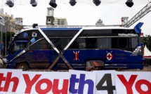 Au Kenya, un bus Croix-Rouge pour sensibiliser les jeunes désocialisés