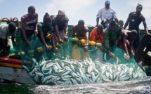 Pêche : Macky signe les accords et oblige ses pêcheurs à déverser leurs prises sur le sol mauritanien