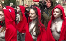 Gilets Jaunes : seins nus, des femmes habillées en Marianne font face aux CRS