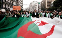 Algérie: l'armée en arbitre, la méfiance des opposants et de la rue