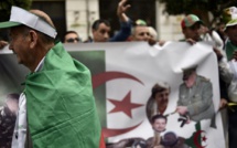 Algérie: dans la rue, les slogans restent hostiles au pouvoir