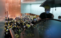 Hong Kong: des manifestants pénètrent dans l'hémicycle du Parlement