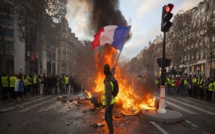 EN DIRECT - 14 juillet: Affrontements au milieu des Champs-Elysées - Plusieurs blessés dont une femme qui a perdu son œil 